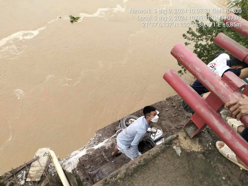 sập cầu Phong Châu