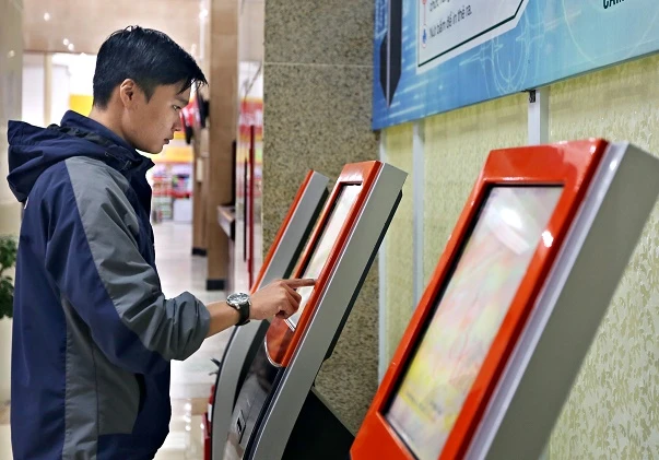 Người dân mua vé tàu Tết 2025. Ảnh: N.NĂM