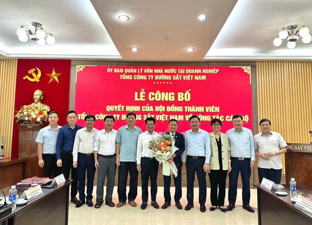 Ông Nguyễn Chính Nam (mặc áo đen và cầm hoa) giữ chức Phó Tổng giám đốc Tổng công ty Đường sắt Việt Nam. Ảnh: N.NĂM