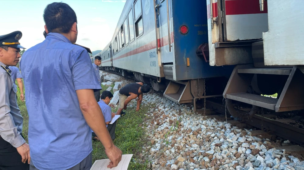 Lực lượng chức năng kiểm tra sự cố tàu trật bánh ở địa phận Thừa Thiên - Huế. Ảnh: CTV