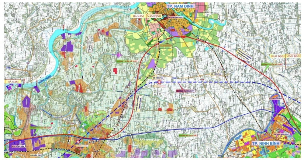 Hướng tuyến đường sắt cao tốc Bắc - Nam (màu đỏ) đi qua Nam Định được cho là 'cong vòng'. Ảnh: V.LONG