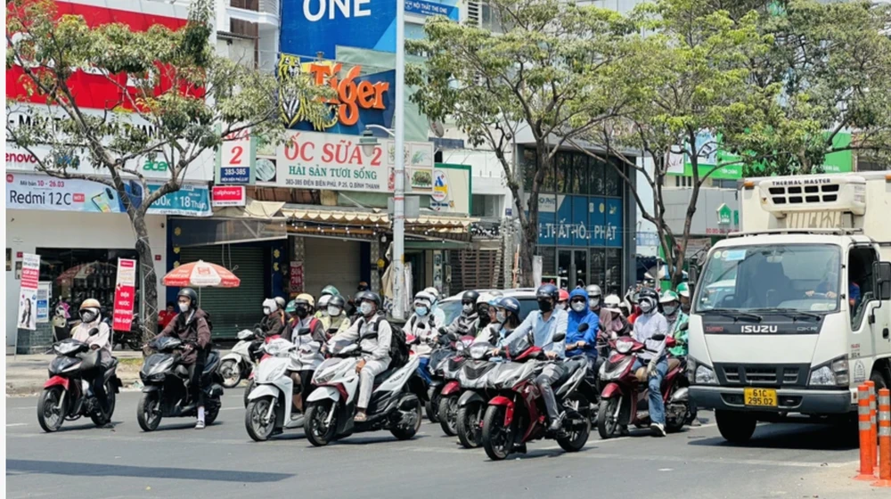 Hành vi vượt đèn đỏ được Bộ Công an nhận định là nguyên nhân xảy ra nhiều vụ tai nạn giao thông. ẢNH: H.THƠ