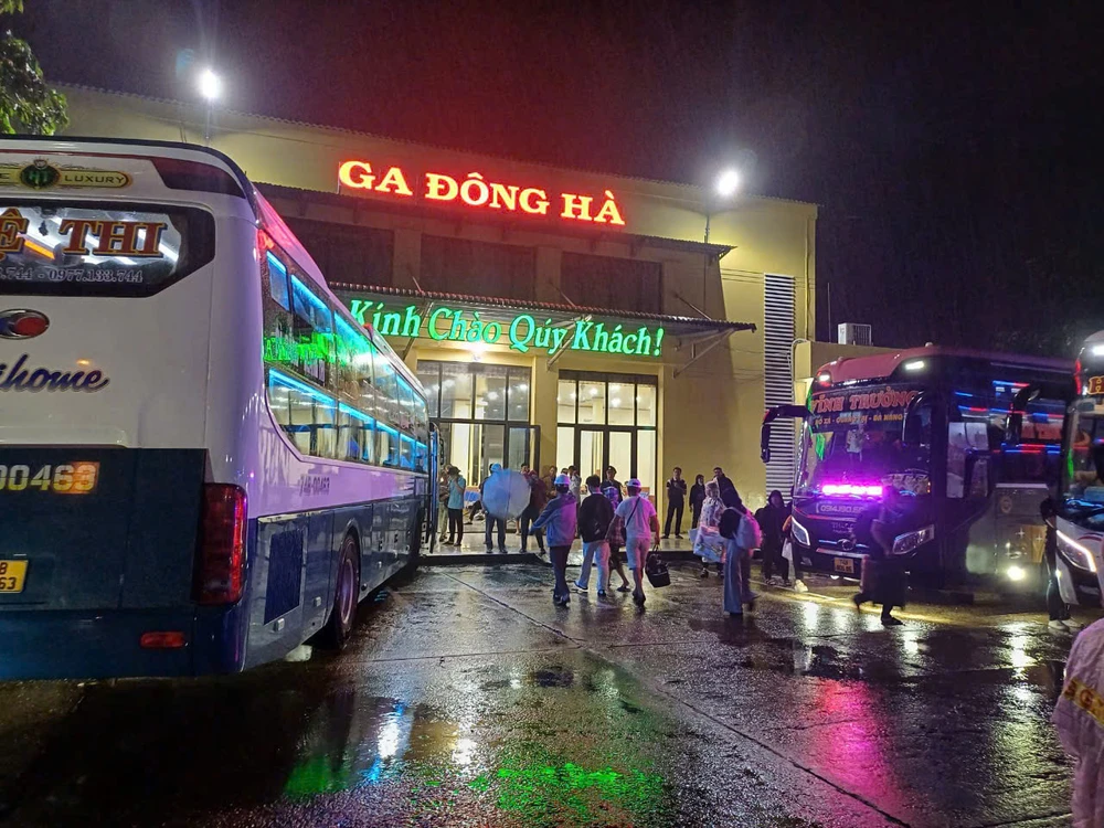 duong-sat-qua-quang-binh-quang-tri-vn.jpg