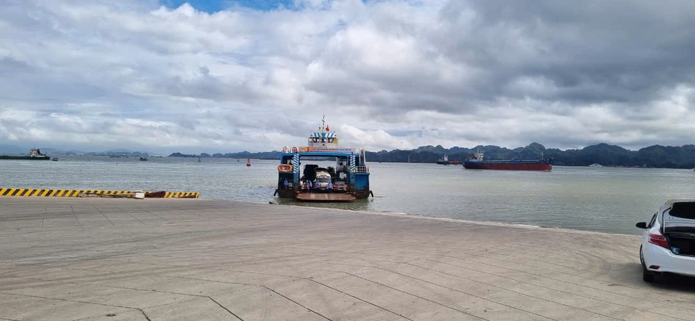 đối tượng không phải trả tiền khi đi phà. Ảnh: V.LONG