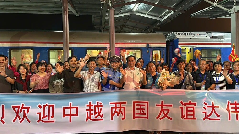 Đoàn khách Trung Quốc chuẩn bị lên tàu trải nghiệm hành trình từ Bắc - Nam. Ảnh: N.NHUNG