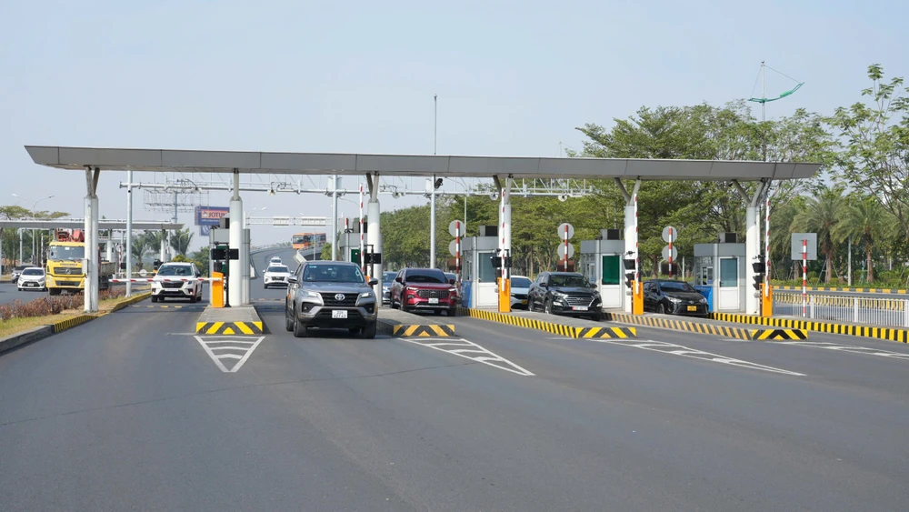 Sân bay Nội Bài thu phí không dừng