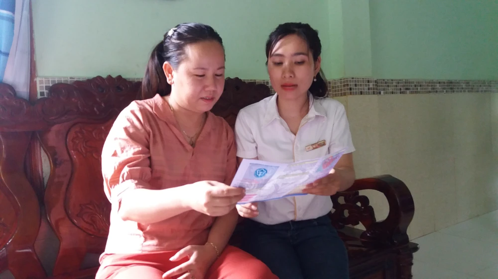 Nhân viên BHXH vận động người dân tham gia BHXH tự nguyện để về già hưởng lương hưu. Ảnh: V.LONG