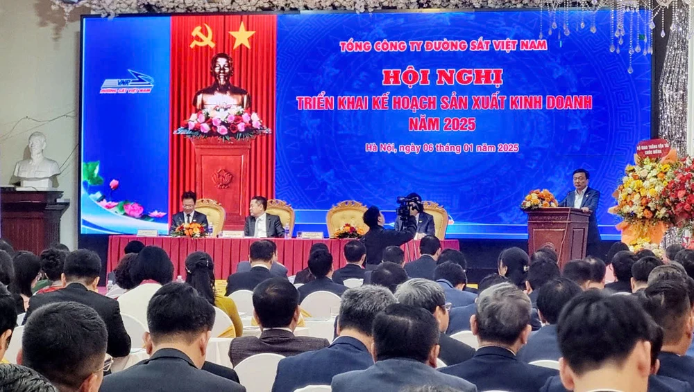 Lương người lao động đường sắt ước đạt gần 13 triệu đồng mỗi người/tháng. Ảnh: V.LONG