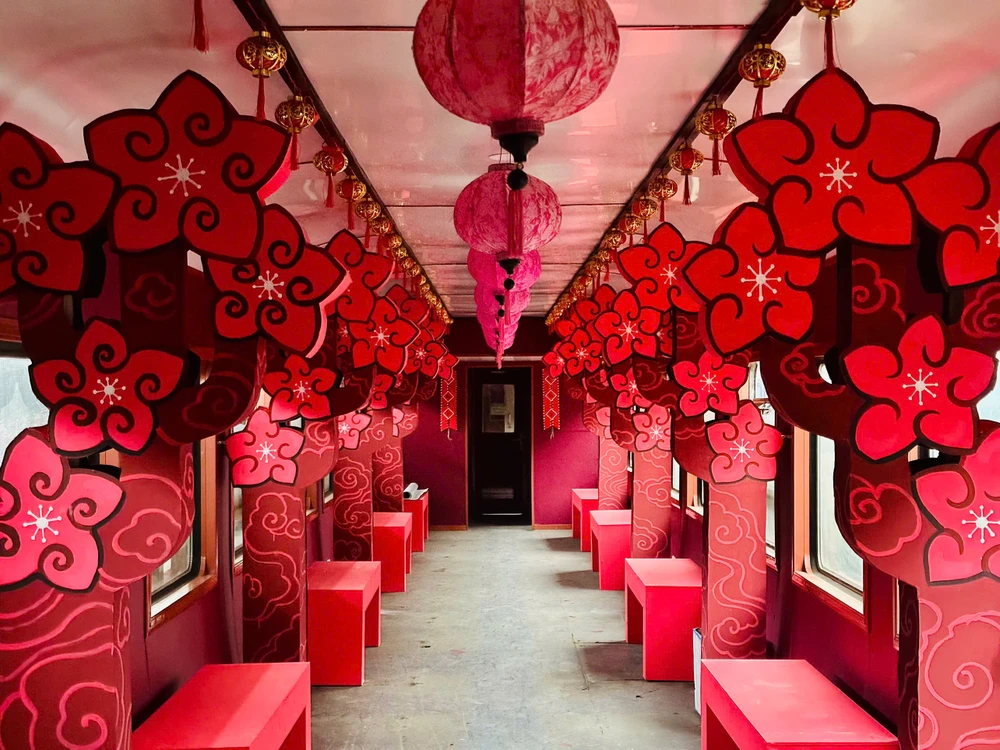 Trang trí bên trong toa xe cộng đồng của đoàn tàu mang tên “Chuyến tàu Xuân”. Ảnh: V.LONG