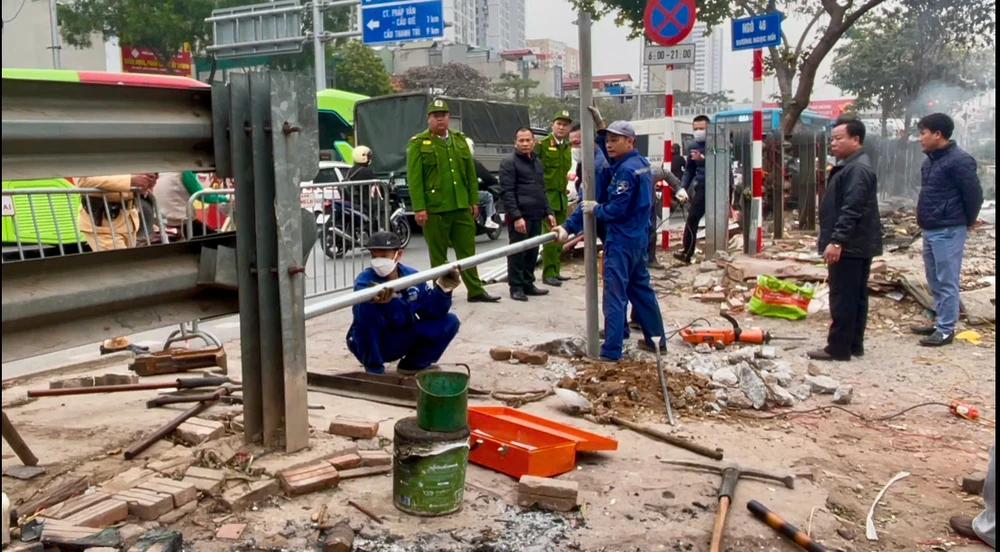 Lực lượng chức năng tiến hành đóng lối đi tự mở trên tuyến đường sắt Bắc - Nam đoạn qua quận Hoàng Mai. Ảnh: N.NĂM