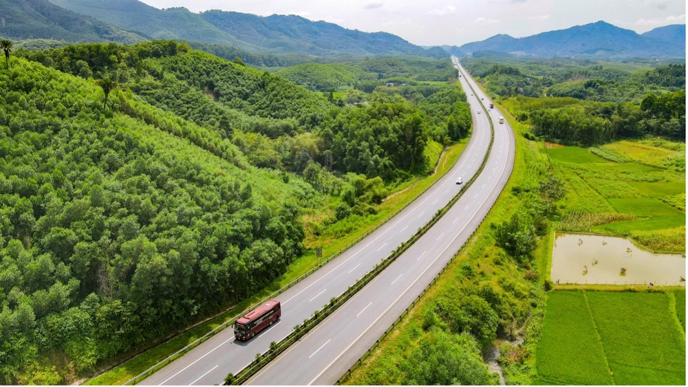 Dự án đường bộ cao tốc Nội Bài - Lao Cai một số đoạn đã xuống cấp cần phải sửa chữa. Ảnh: N.HÂN