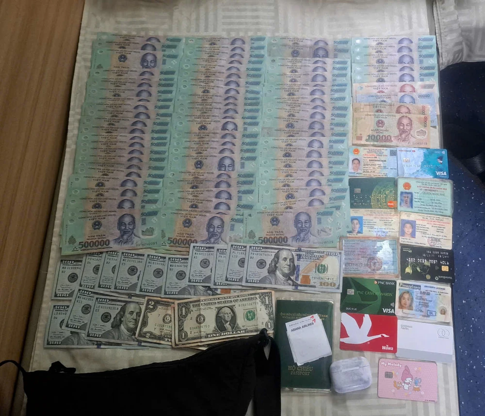 Số tiền hành khách bỏ quên trên tàu SE30 vào sáng nay. Ảnh: V.NĂM