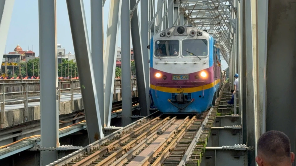 Tuyến đường sắt nối Hà Nội - Lào Cai hiện nay đã lỗi thời, nên cần xây mới. Ảnh: V.LONG