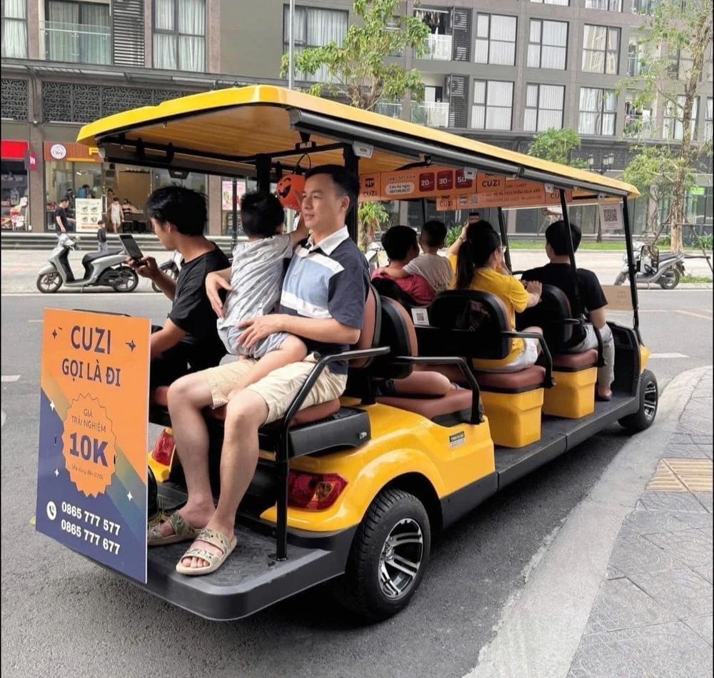 Xe điện bốn bánh chở người trong một khu đô thị ở Hà Nội. Ảnh: CTV