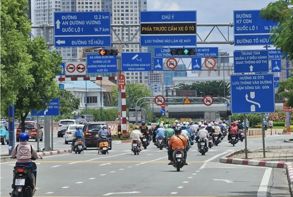 Người tham gia giao thông hoa mắt với biển báo và đèn tín hiệu giao thông. Ảnh: ĐT