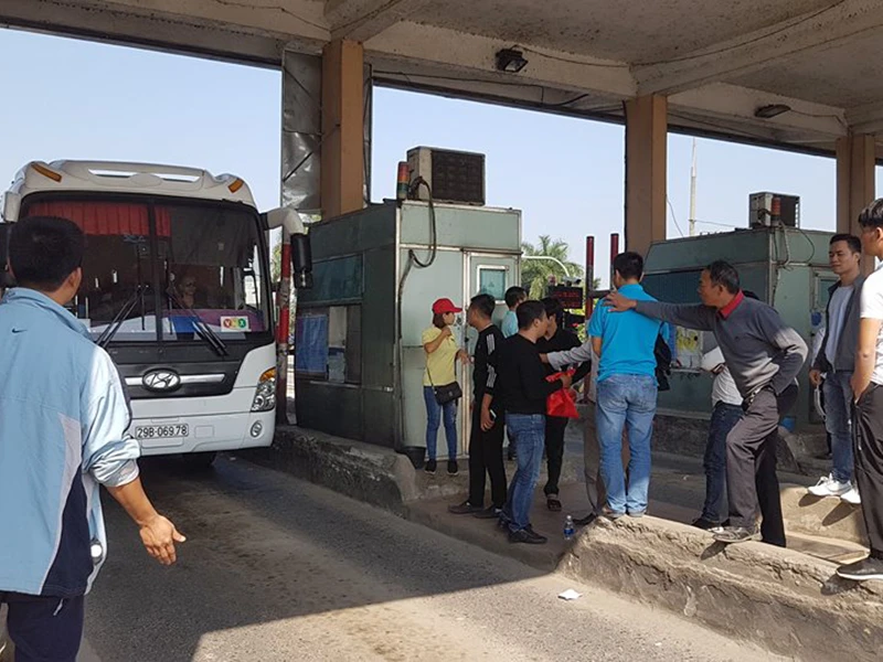 Người dân từng phản đối việc thu phí tại trạm BOT Bắc Thăng Long - Nội Bài. Ảnh: V.LONG