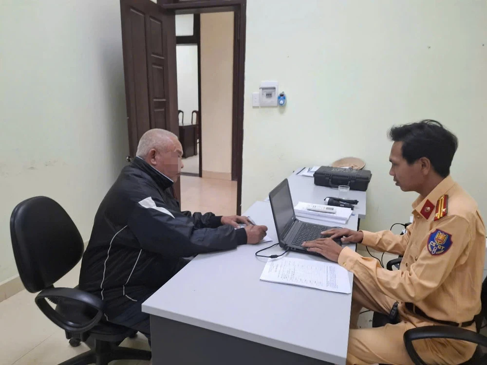 tài xế đâm cần chắn