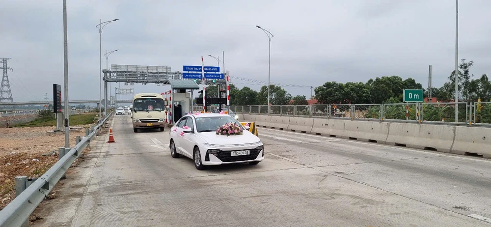 Hiện một số đoạn do doanh nghiệp đầu tư trên tuyến <b>đường bộ cao tốc Bắc - Nam đã tiến hành thu phí. Ảnh: V.LONG