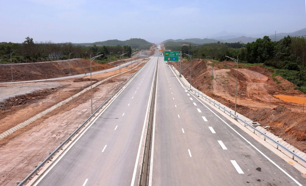 Đường bộ cao tốc Bắc - Nam có nhiều đoạn được đầu tư bốn làn xe, nhưng không có làn dừng khẩn cấp liên tục. Ảnh: V.LONG