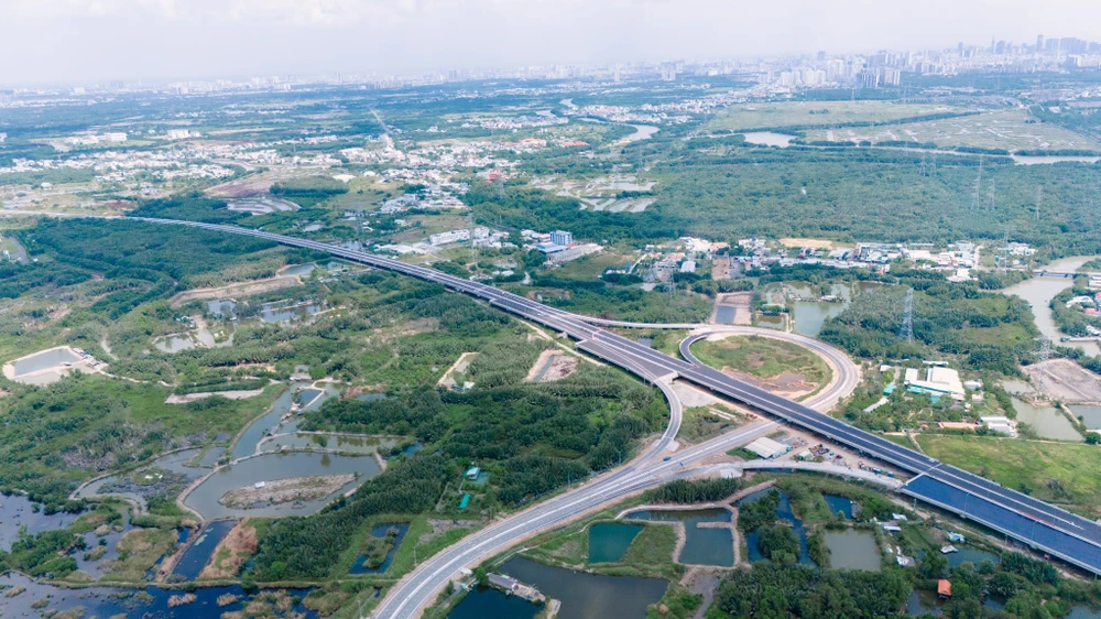 o tốc Bến Lức - Long Thành được đưa vào khai thác trước 30km. Ảnh: V.LONG