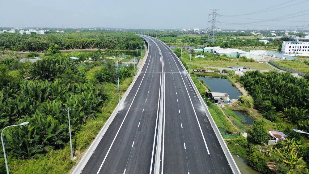 Dự án cao tốc Bến Lức - Long Thành mới đưa vào khai thác được một nửa, đoạn tuyến còn lại dự kiến cuối năm nay mới hoàn thành. Ảnh: V.LONG