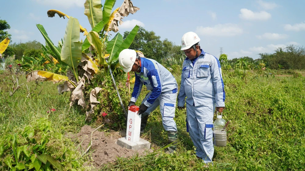 Cơ quan chức năng thực hiện cắm cọc dự án cao tốc TP.HCM - Mộc Bài. Ảnh: NGUYỄN TIẾN