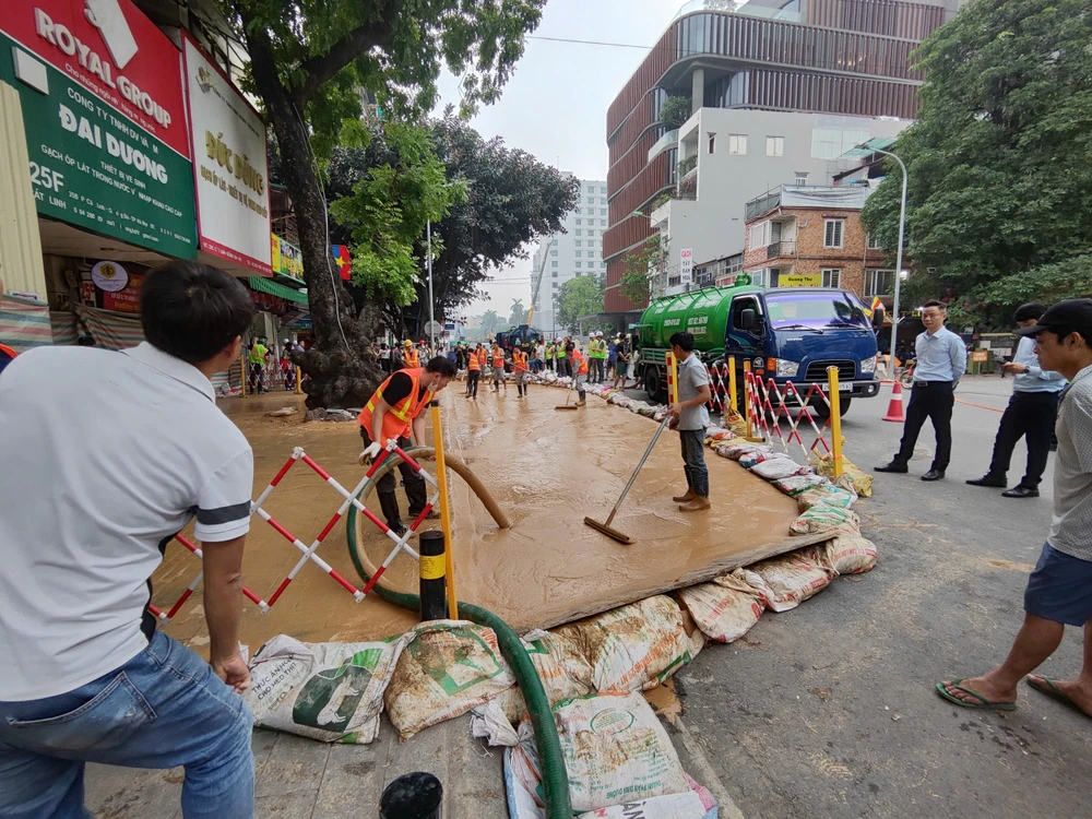 Bùn phun trào lên mặt đường. Ảnh: V.LONG