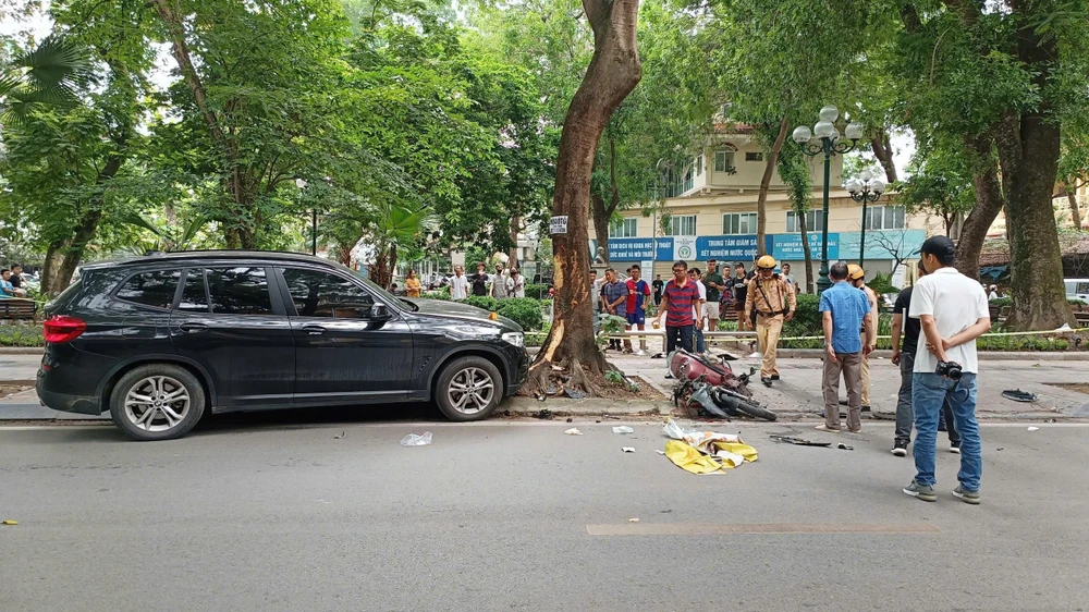 Ngày 30-5, một vụ tai nạn giao thông ở Hà Nội khiến cô gái 18 tuổi ở Hà Nội bị đứt rời chân phải, còn người cha bị gãy chân. Ảnh: CTV