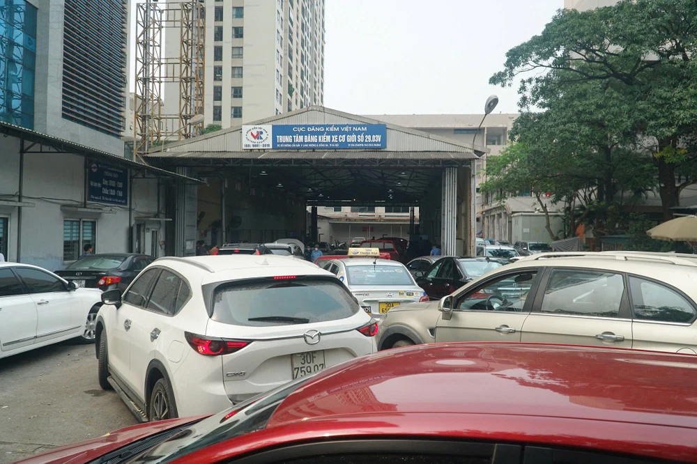 Nhiều xe kinh doanh vận tải có nguy cơ bị từ chối kiểm định bởi chưa hoàn tất thủ tục cấp đổi giấy đăng ký xe theo quy định. Ảnh: P.HÙNG