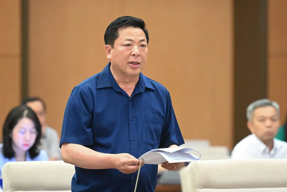 Bộ trưởng Trần Hồng Minh đọc tờ trình của Chính phủ về chủ trường đầu tư dự án đường Vành đai 4 TP.HCM. Ảnh: C.LUẬN