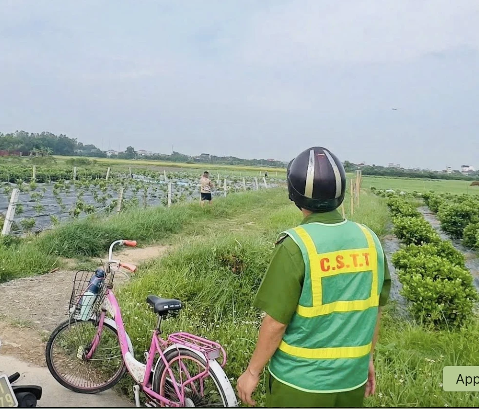 Lực lượng chức năng phát hiện các em nhỏ đang chơi thả diều gần đường băng sân bay Nội Bài. Ảnh: CTV