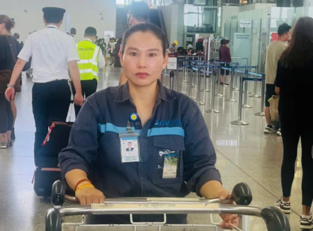 Chị Nguyễn Thị Tâm, nhân viên Đội xe đẩy sân bay Nội Bài nhặt được số tiền khách để quên. Ảnh: N.HÀ