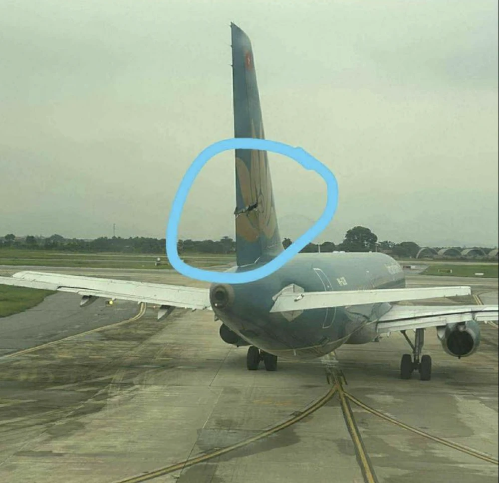 Phần đuôi của máy bay bị rách sau va chạm. Ảnh: CTV