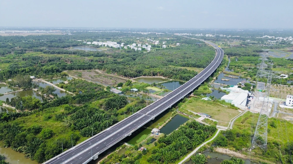 Tuyến đường bộ cao tốc Bến Lức - Long Thành sẽ tiến hành thu phí trước đối với 30km vừa hoàn thành. Ảnh: N.LONG