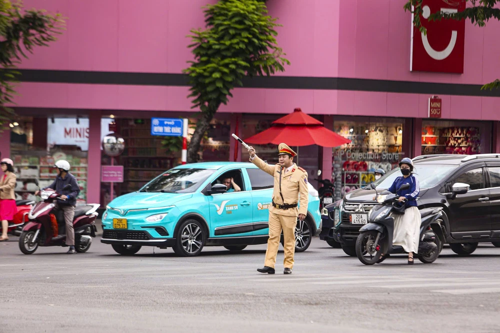 Việc chuyển đổi xe xăng sang xe điện cần có bước đi phù hợp. Ảnh: V.LONG