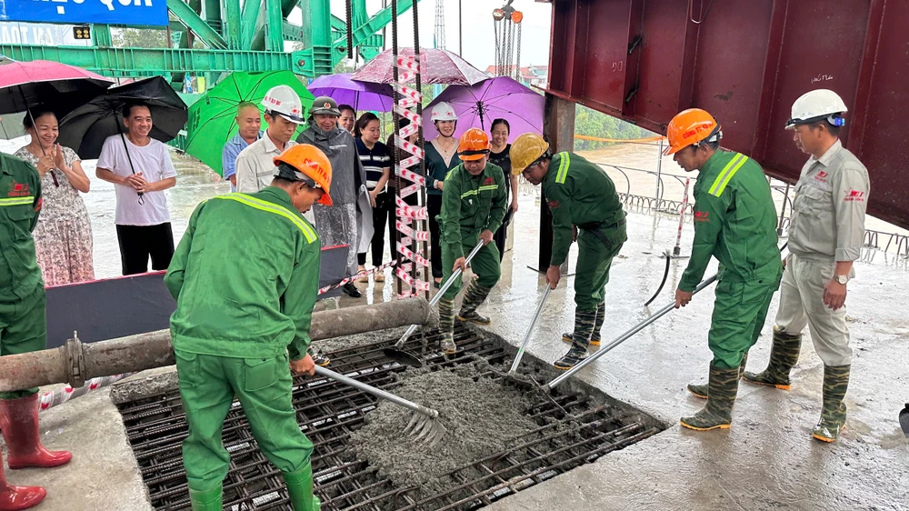 Cầu Phong Châu bị sập vào tháng 9 vừa qua. Ảnh: N.HINH