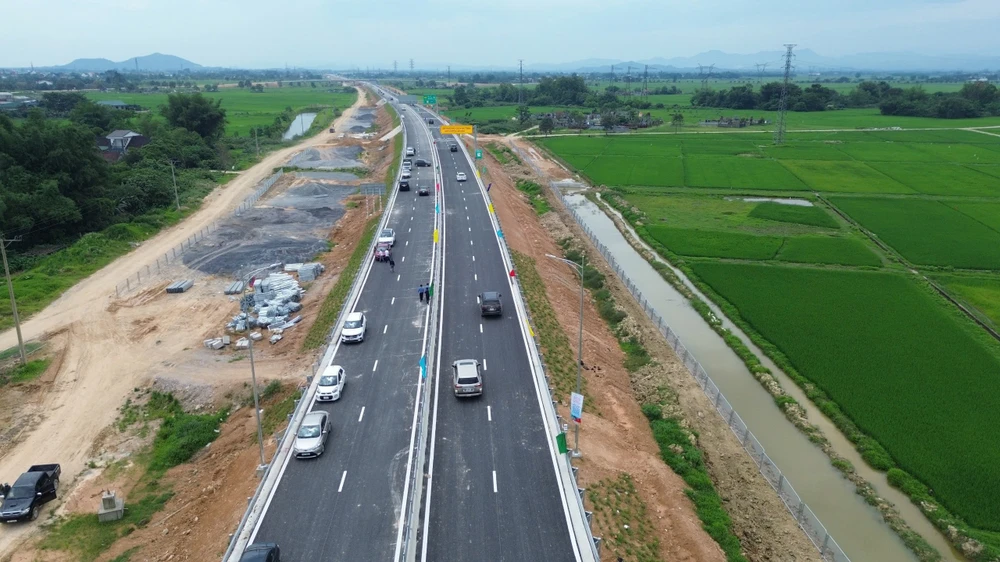 Dự án đường bộ cao tốc Bắc - Nam đang hoàn thiện đầu tư các hạng mục cuối cùng đề tiến hành thu phí. Ảnh: V.LONG