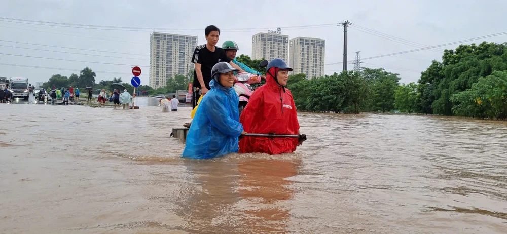 đường Hà Nội biến thành sông