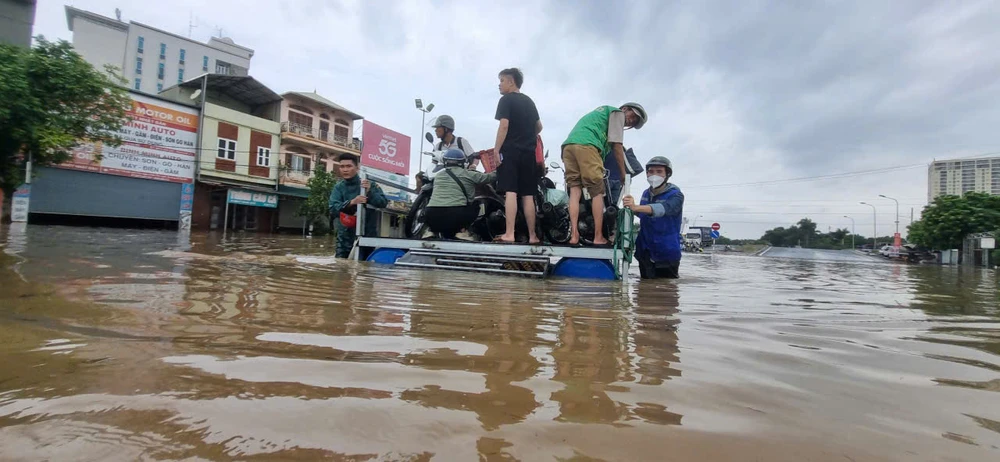 Hà Nội vẫn chìm trong biển nước