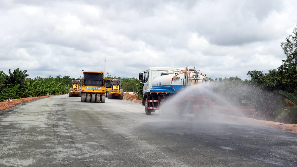 Nhà thầu đang thi công cao tốc Cần Thơ - Cà Mau. Ảnh: CHÂU ANH