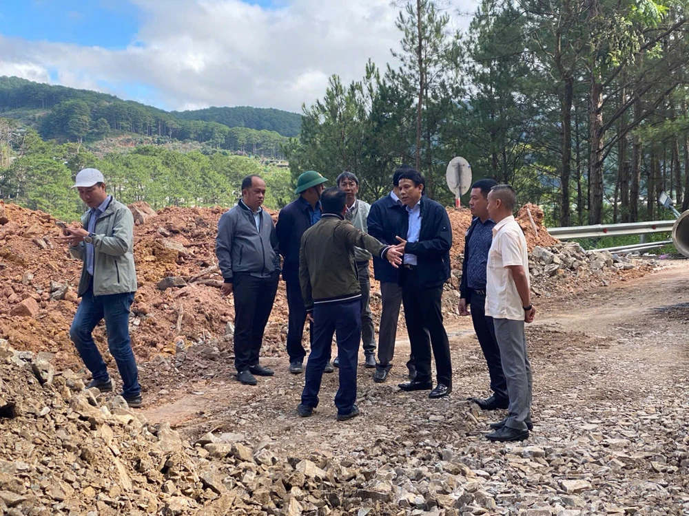 Lãnh đạo Khu quản lý đường bộ trực tiếp xuống hiện trường phối hợp địa phương bàn biện pháp thi công nhanh nhất để sớm thông đường. Ảnh: CTV