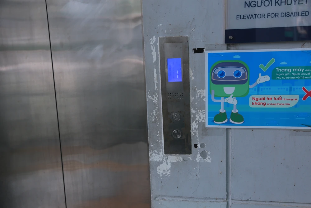 Hình ảnh tại ga Phùng Khoang và ga Láng. Ảnh: V.LONG