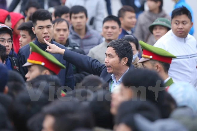 Hàng ngàn CĐV dọa xô đổ hàng rào, cảnh sát liên lục dùng dùi cui điện ảnh 2