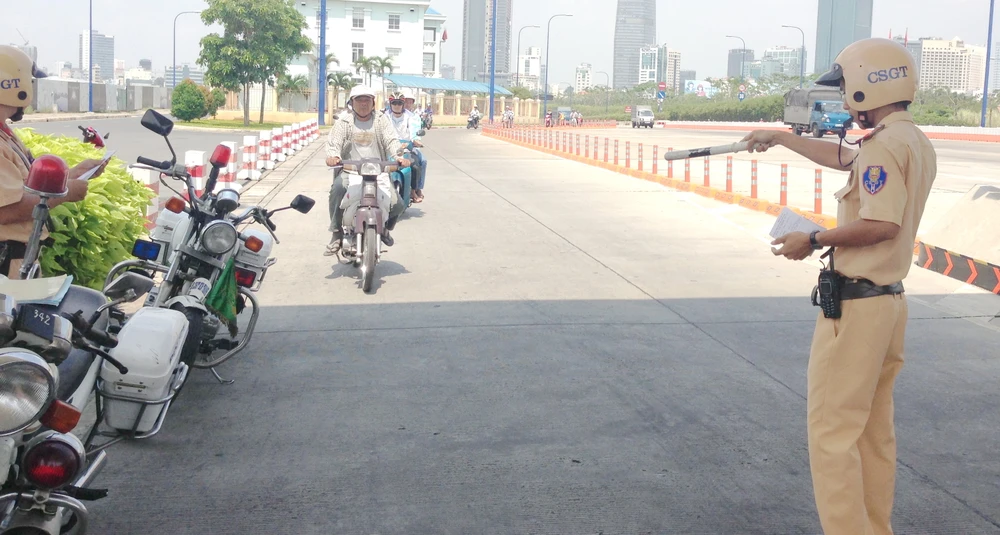 CSGT nói gì về việc “bắt lỗi xe lớn”? ảnh 1