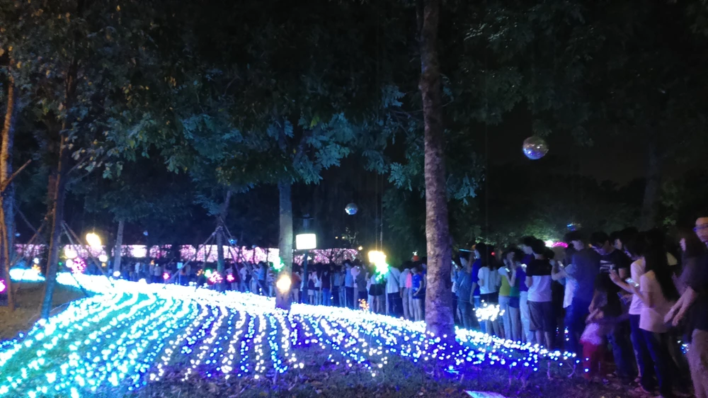 TP.HCM rộn ràng, kẹt cứng đường trong đêm Giáng sinh ảnh 11