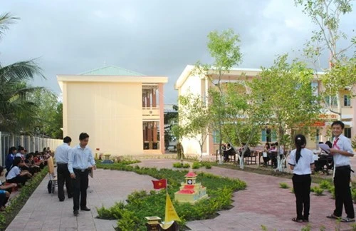 Học sinh Trường THCS Hàng Vịnh sinh hoạt ngoại khóa bên bản đồ tại sân trường - Ảnh: Tấn Thái