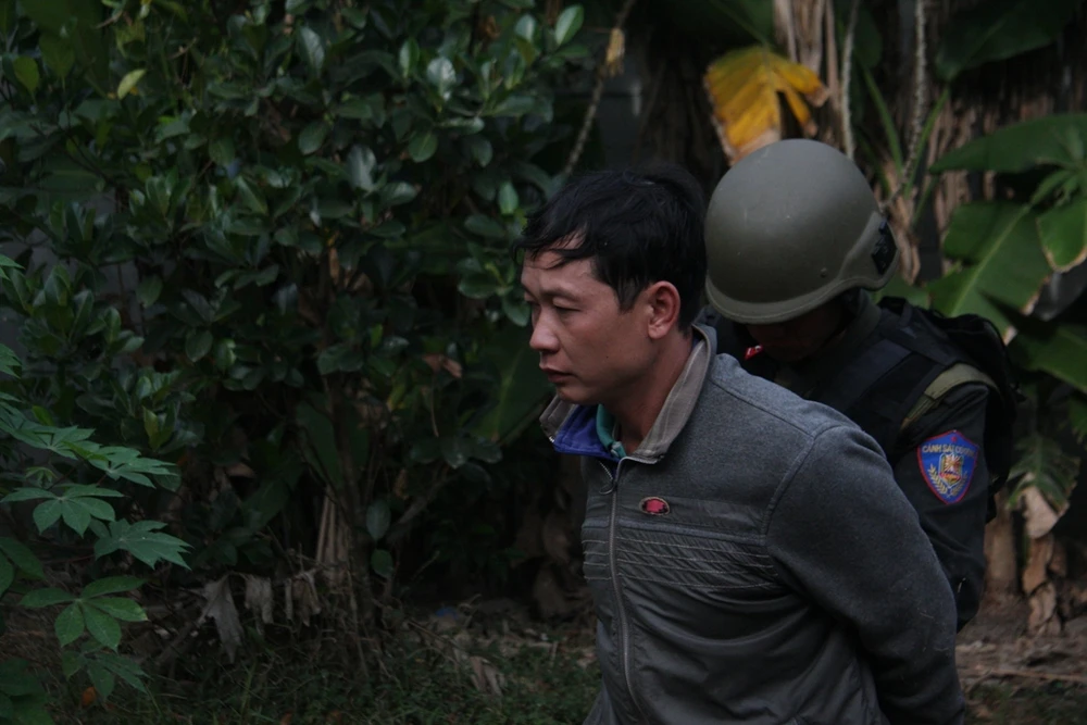 Gần trăm cảnh sát vây ráp, đánh sập điểm trung chuyển thuốc lá lậu ảnh 4