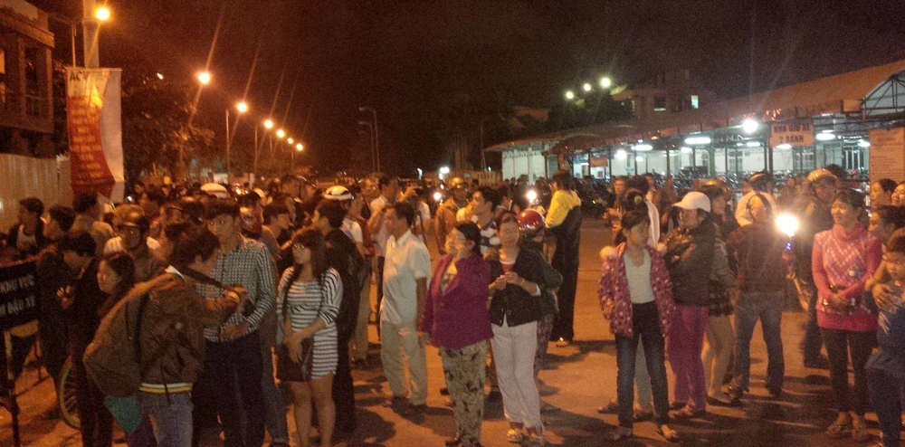 Người dân tập trung chờ đón ông Nguyễn Bá Thanh tại sân bay Đà Nẵng ảnh 1