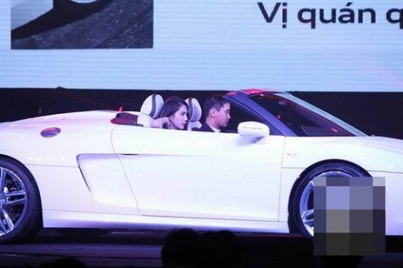 Ngọc Trinh, Phương Trinh, Anh Thơ, khoe tiền tỉ