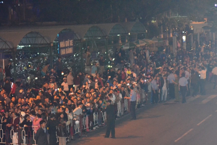 Người dân đón chờ ông Nguyễn Bá Thanh trở về ảnh 2